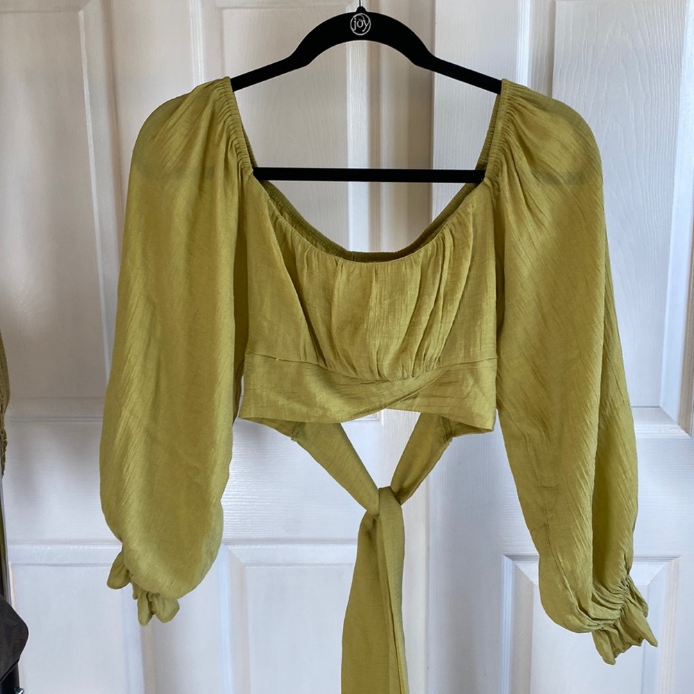 Gorgeous green Shein size M puffer sleeved crop top with tie in back brand new!